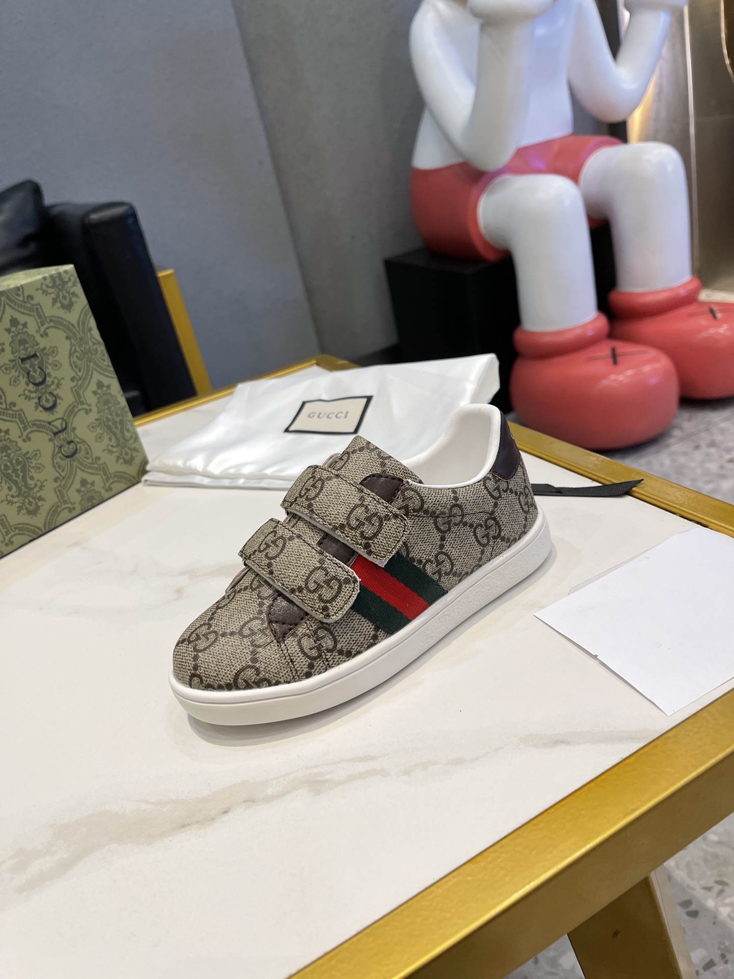 Children's shoes child